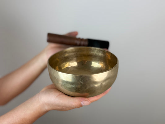 Rising Clarity Tibetan Singing Bowl – D4 & F♯6 – 15.5 cm – SB-059