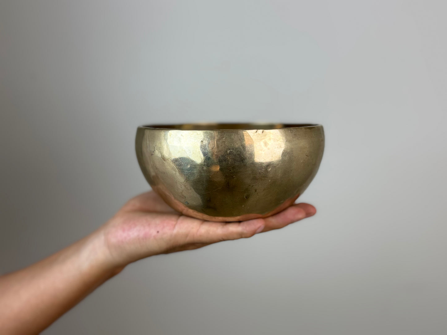 Clear Awakening Tibetan Singing Bowl – D♯4 & A6 – 16 cm – SB-043