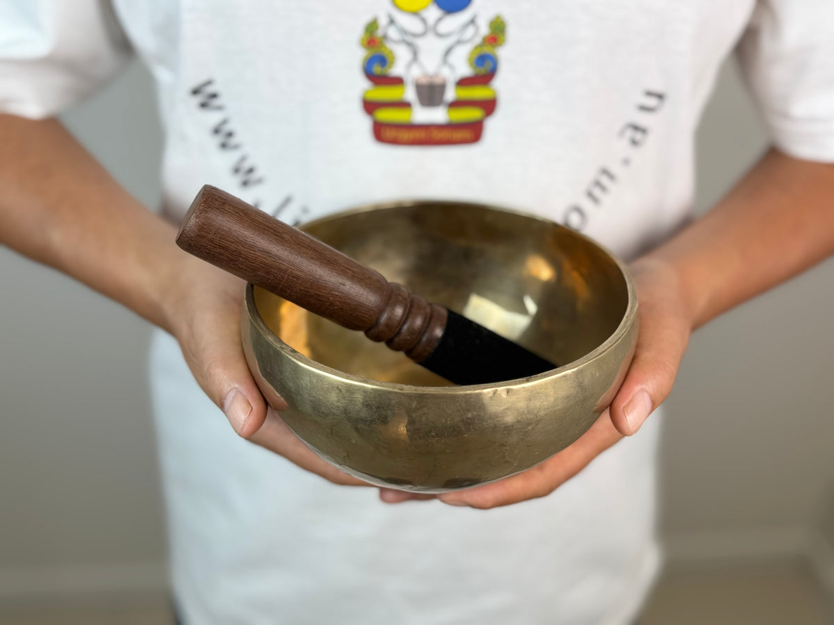 Clear Awakening Tibetan Singing Bowl – D♯4 & A6 – 16 cm – SB-043