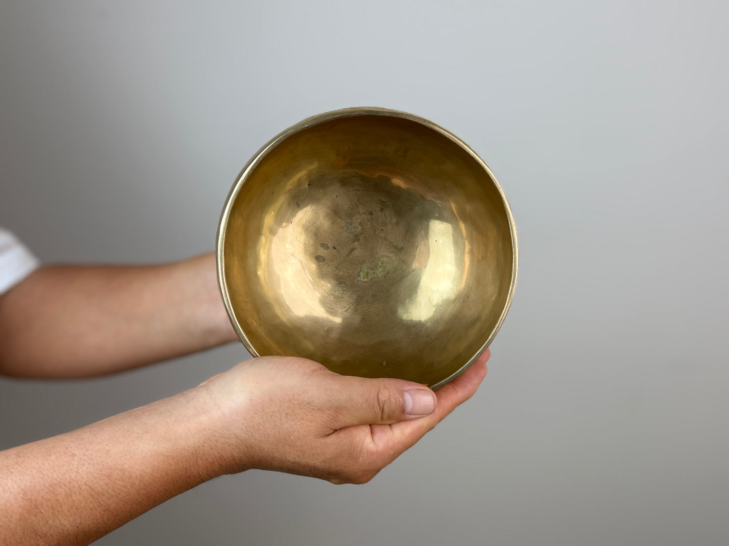 Brilliant-Echo Hand-Beaten Tibetan Singing Bowl – E4 & G♯6 | SB-039