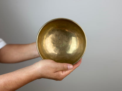 Brilliant-Echo Hand-Beaten Tibetan Singing Bowl – E4 & G♯6 | SB-039