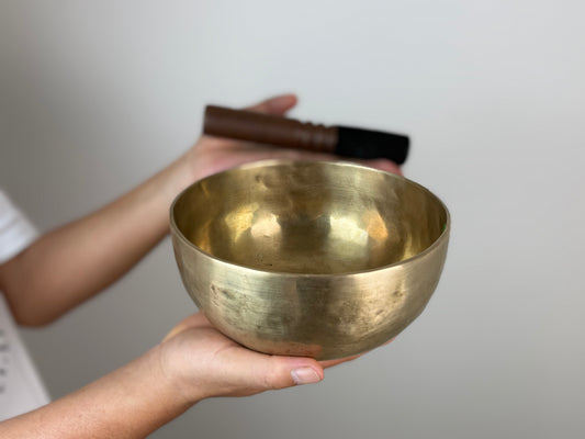 Luminous Centre Tibetan Singing Bowl – G3 & C6 – 18.5 cm – SB-053