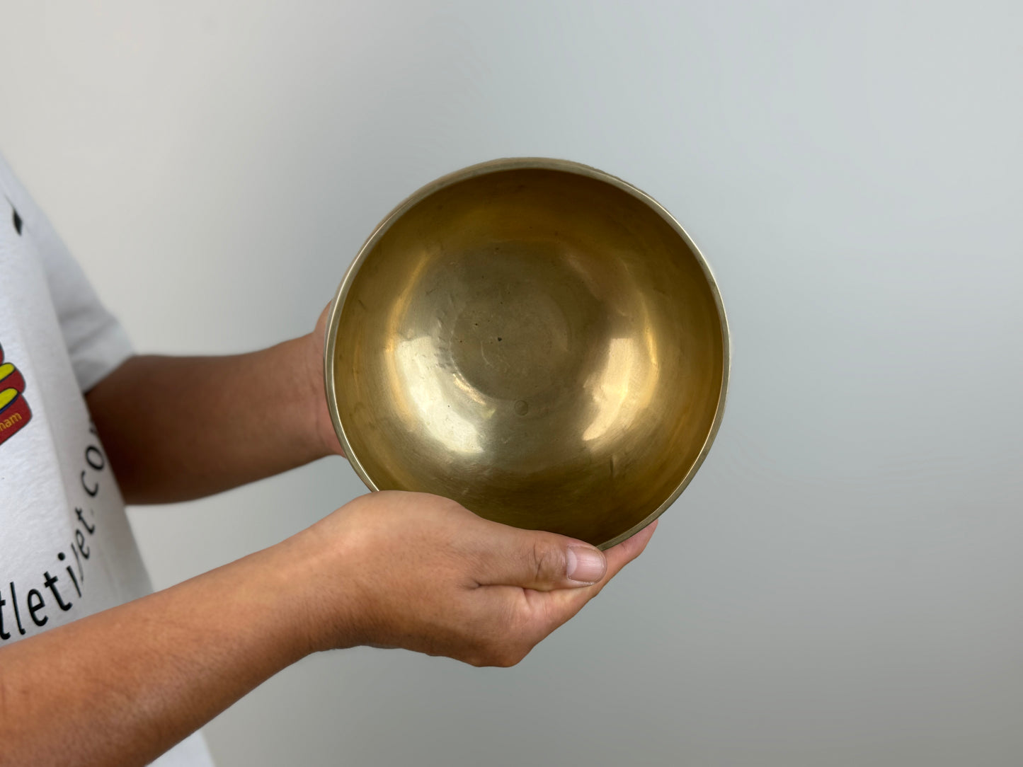 Luminous-Tone Hand-Beaten Tibetan Singing Bowl – C♯4 & F♯6 | SB-010