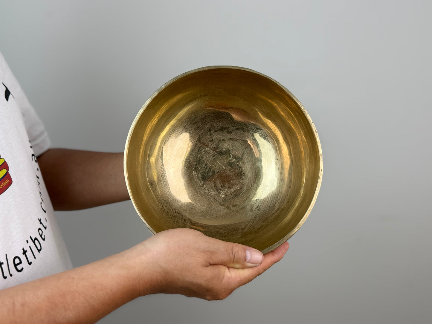 Grounded Radiance Tibetan Singing Bowl – G♯3 & C♯6 – 20 cm – SB-044