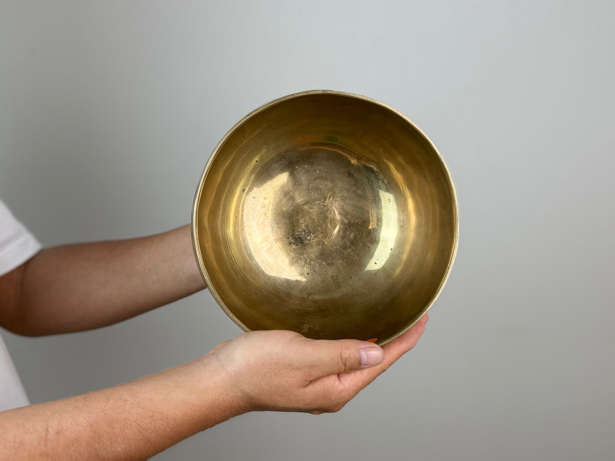 Golden Stillness Tibetan Singing Bowl – G3 & C6 – 19 cm – SB-041