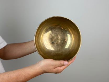 Golden Stillness Tibetan Singing Bowl – G3 & C6 – 19 cm – SB-041