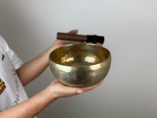 Steady Light Tibetan Singing Bowl – A♯3 & D♯6 – 18 cm – SB-056