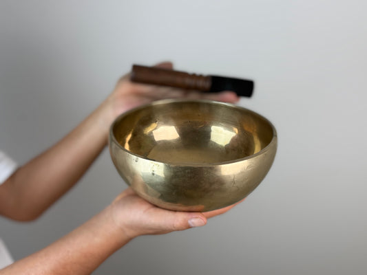 Golden Current Hand-Beaten Singing Bowl – Note C4 | SB-068