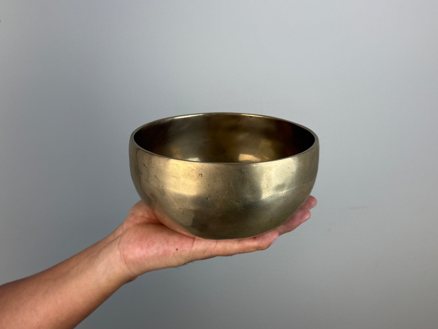 Luminous-Tone Hand-Beaten Tibetan Singing Bowl – C♯4 & F♯6 | SB-010