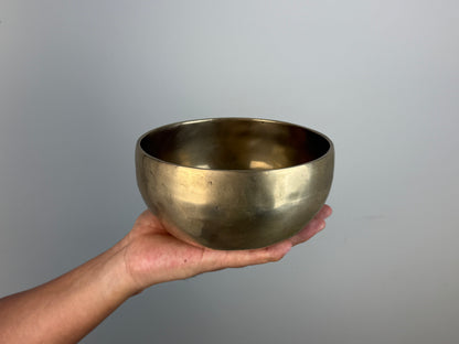 Luminous-Tone Hand-Beaten Tibetan Singing Bowl – C♯4 & F♯6 | SB-010
