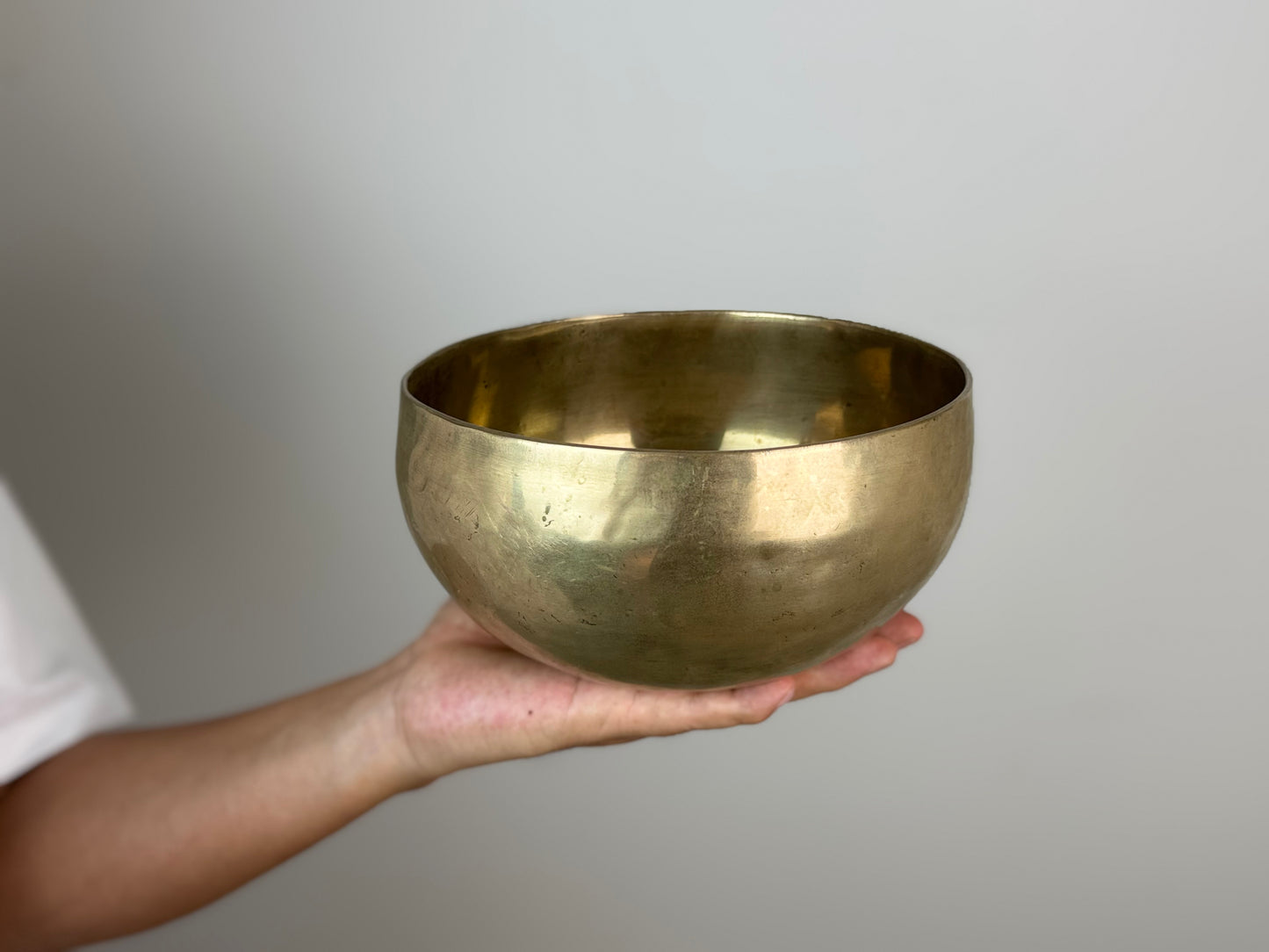 Golden Stillness Tibetan Singing Bowl – G3 & C6 – 19 cm – SB-041