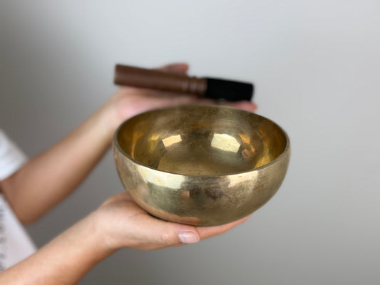 Still Waters Tibetan Singing Bowl – G3 & C♯6 – 17.5 cm – SB-047