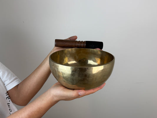 Anchored Clarity Tibetan Singing Bowl – G♯3 & C♯6 – 19 cm – SB-060