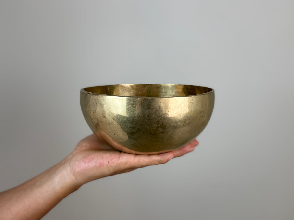Grounded Song Tibetan Singing Bowl – G3 & C6 – 19 cm – SB-061