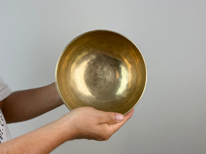 Grounded Song Tibetan Singing Bowl – G3 & C6 – 19 cm – SB-061