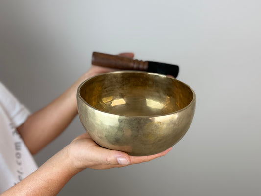 Inner Strength Tibetan Singing Bowl – A♯3 & E6 – 18.5 cm – SB-046