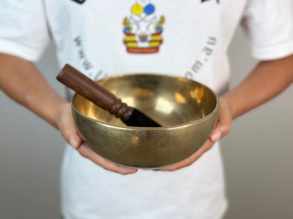 Grounded Radiance Tibetan Singing Bowl – G♯3 & C♯6 – 20 cm – SB-044