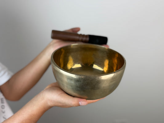 Skyward Clarity Tibetan Singing Bowl – C♯4 & F♯6 – 18 cm – SB-057