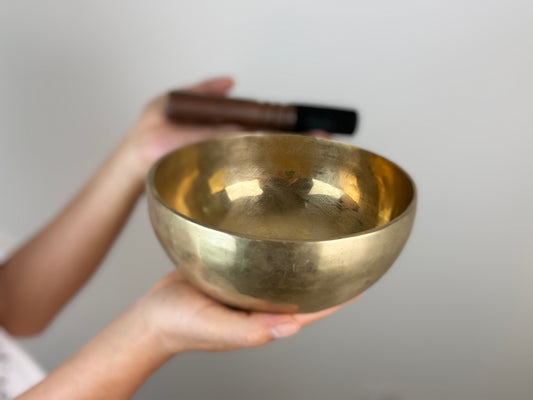 Grounded Song Tibetan Singing Bowl – G3 & C6 – 19 cm – SB-061