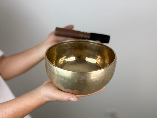 Resonant Bloom Tibetan Singing Bowl – A♯3 & E6 – 18 cm – SB-051