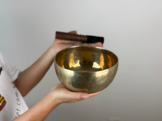 Quiet Mountain Tibetan Singing Bowl – F♯3 & C6 – 18 cm – SB-066