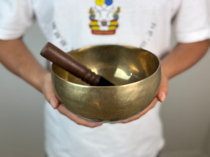 Golden Stillness Tibetan Singing Bowl – G3 & C6 – 19 cm – SB-041