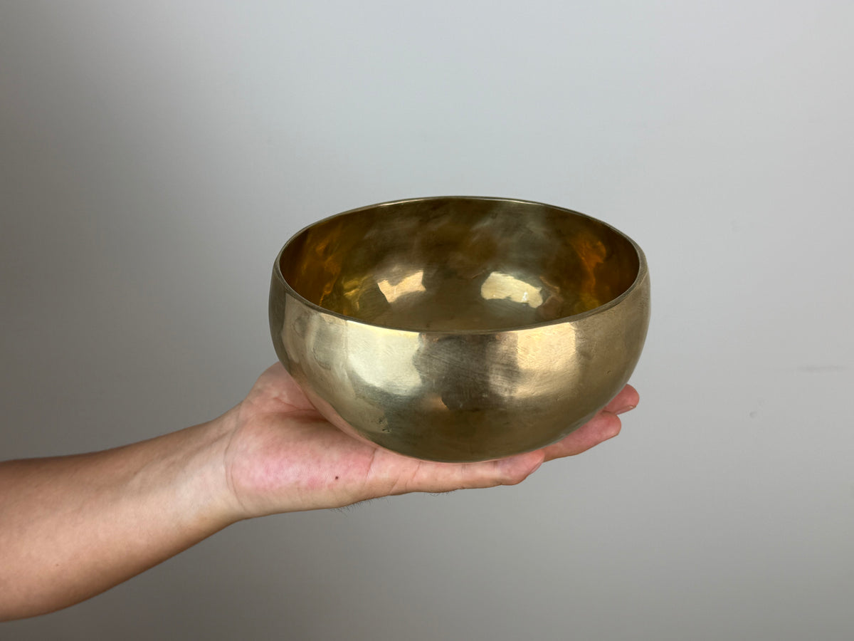 Brilliant-Echo Hand-Beaten Tibetan Singing Bowl – E4 & G♯6 | SB-039
