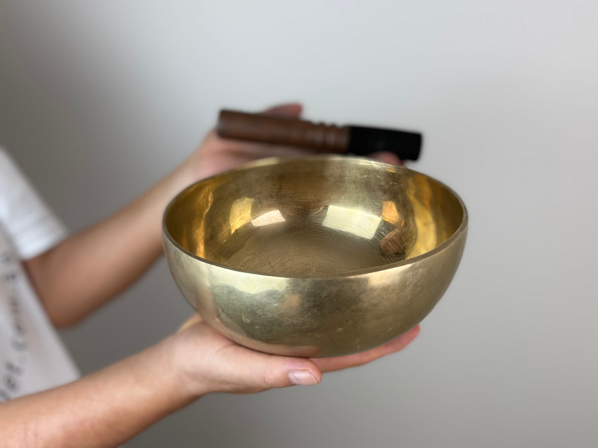 Grounded Radiance Tibetan Singing Bowl – G♯3 & C♯6 – 20 cm – SB-044