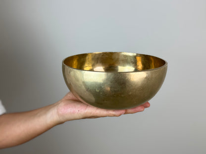 Grounded Radiance Tibetan Singing Bowl – G♯3 & C♯6 – 20 cm – SB-044