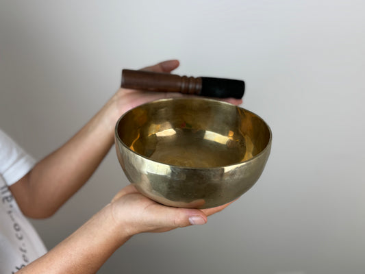 Balanced Glow Tibetan Singing Bowl – G3 & C6 – 18 cm – SB-064