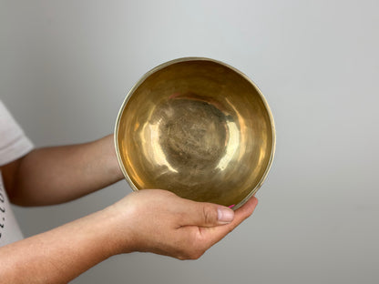 Clear Awakening Tibetan Singing Bowl – D♯4 & A6 – 16 cm – SB-043