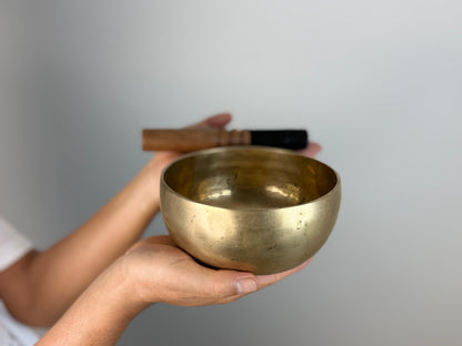 Sparkling-Resonance Hand-Beaten Tibetan Singing Bowl – D♯4 & G♯6 | SB-027