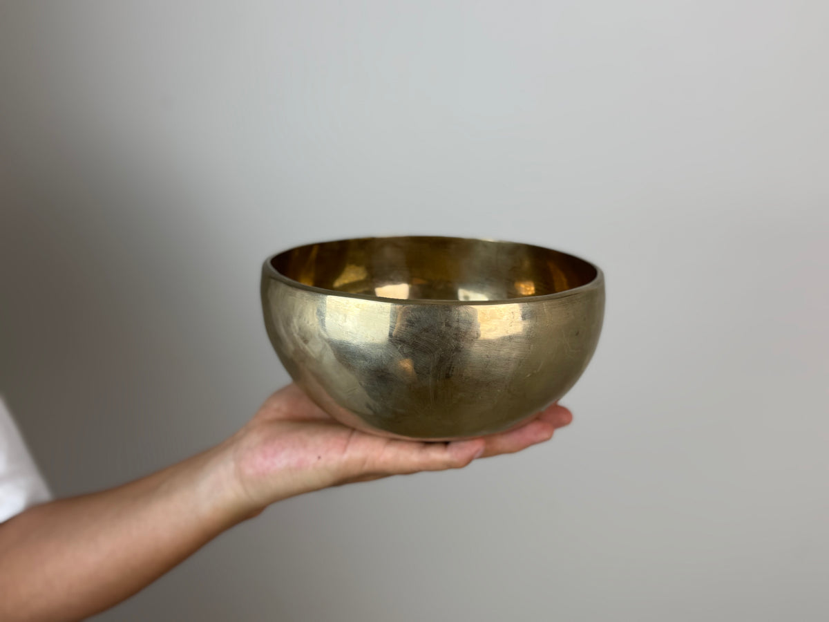 Radiant-Tone Hand-Beaten Tibetan Singing Bowl – A♯3 & E6 | SB-038