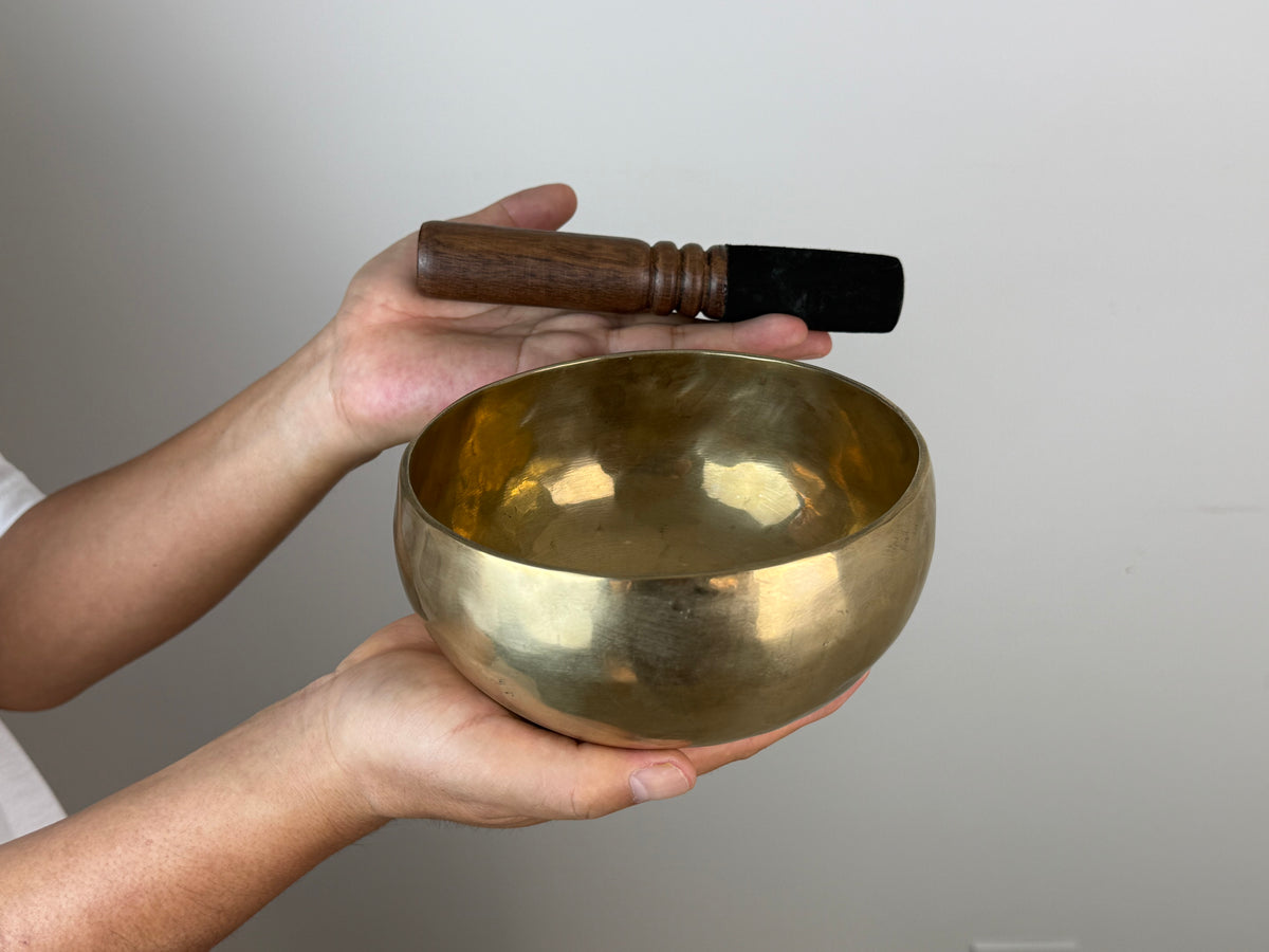 Brilliant-Echo Hand-Beaten Tibetan Singing Bowl – E4 & G♯6 | SB-039