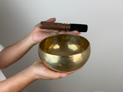 Brilliant-Echo Hand-Beaten Tibetan Singing Bowl – E4 & G♯6 | SB-039