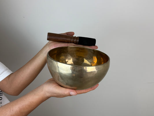 Harmonic Grace Tibetan Singing Bowl – A♯3 & E6 – 18 cm – SB-049
