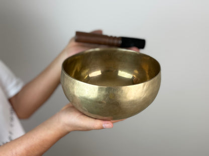 Golden Stillness Tibetan Singing Bowl – G3 & C6 – 19 cm – SB-041
