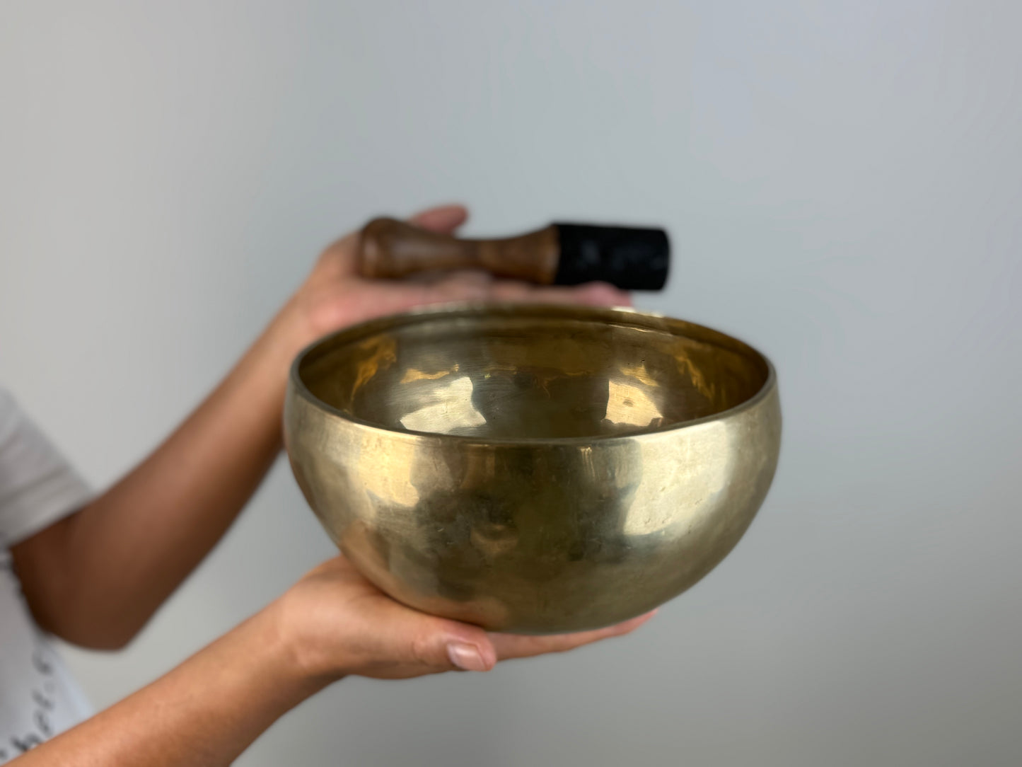 Full Moon Hand-Beaten Tibetan Singing Bowl – E3 & A5 | SB-002