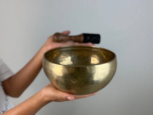 Full Moon Hand-Beaten Tibetan Singing Bowl – E3 & A5 | SB-002