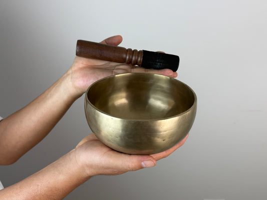 Vibrant Stillness Hand-Beaten Tibetan Singing Bowl – Note D♯4 | SB-072