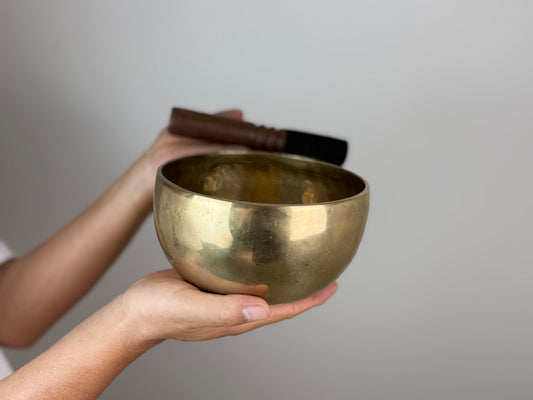 Luminous Focus Tibetan Singing Bowl – D4 & G6 – 16.5 cm – SB-045