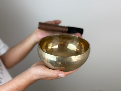 Clear Awakening Tibetan Singing Bowl – D♯4 & A6 – 16 cm – SB-043
