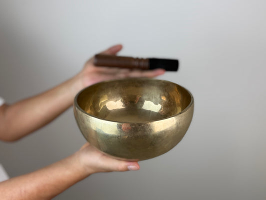 Shimmering Depth Tibetan Singing Bowl – G♯3 & D6 – 20 cm – SB-052