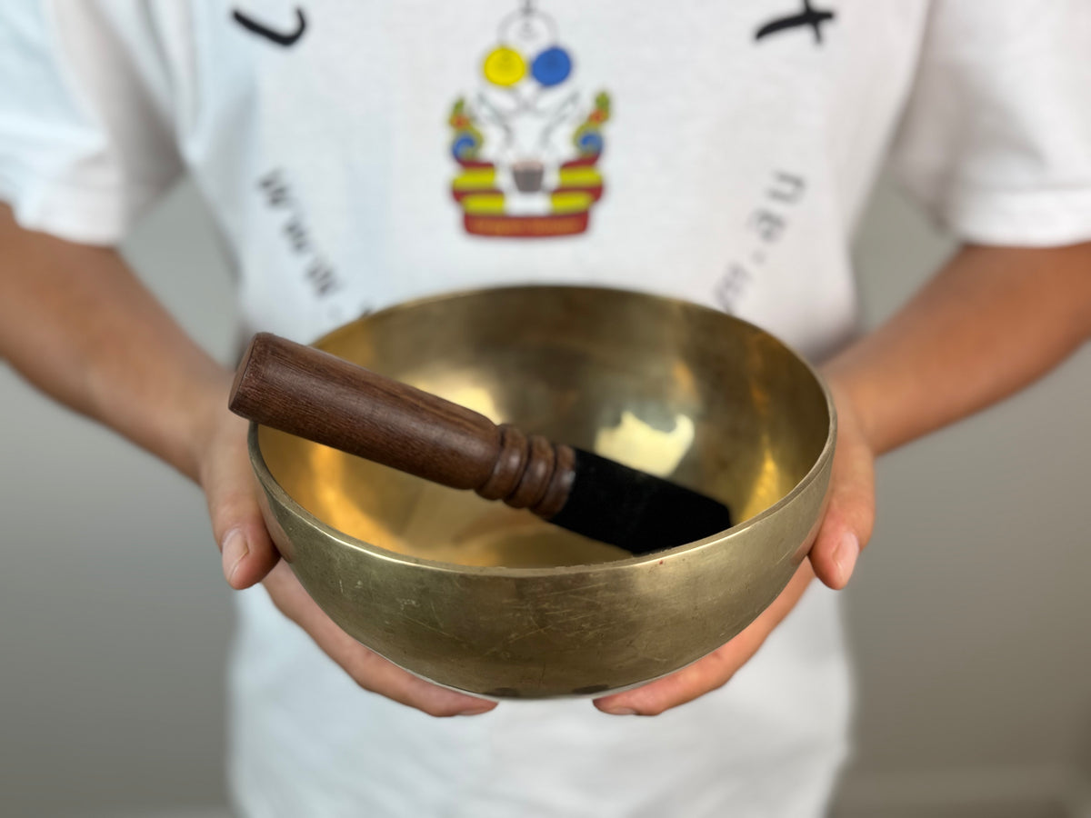 Grounded Song Tibetan Singing Bowl – G3 & C6 – 19 cm – SB-061