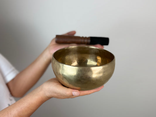 Radiant Pulse Tibetan Singing Bowl – A♯3 & D♯6 – 16 cm – SB-054