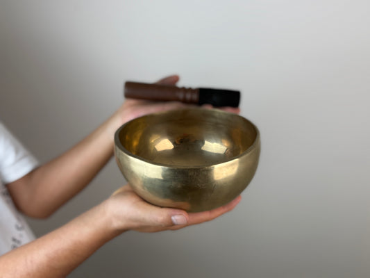 Open Sky Tibetan Singing Bowl – C♯4 & F♯6 – 17.5 cm – SB-062