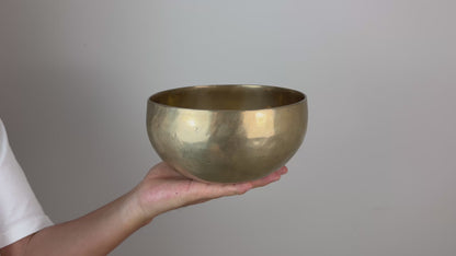 Golden Stillness Tibetan Singing Bowl – G3 & C6 – 19 cm – SB-041